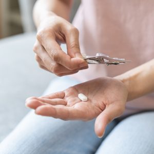persoana se pregateste sa administreze un analgezic