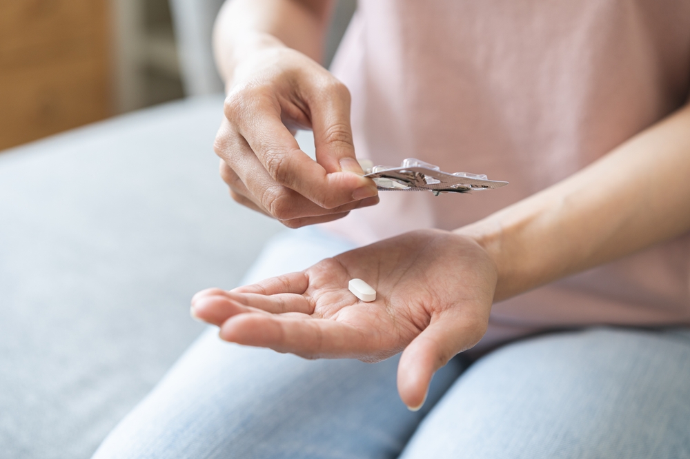 persoana se pregateste sa administreze un analgezic